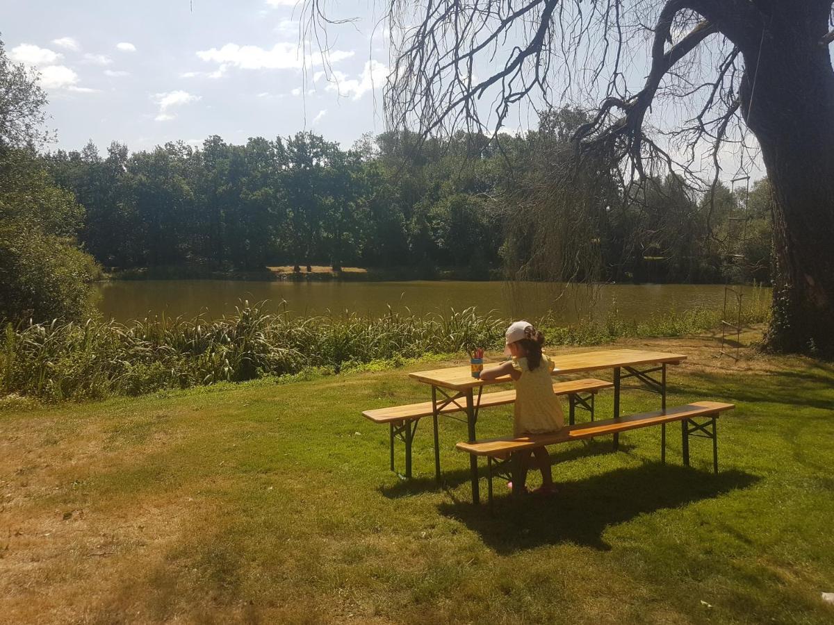 Camping De La Chagnee Saint-Aubin-le-Cloud 外观 照片